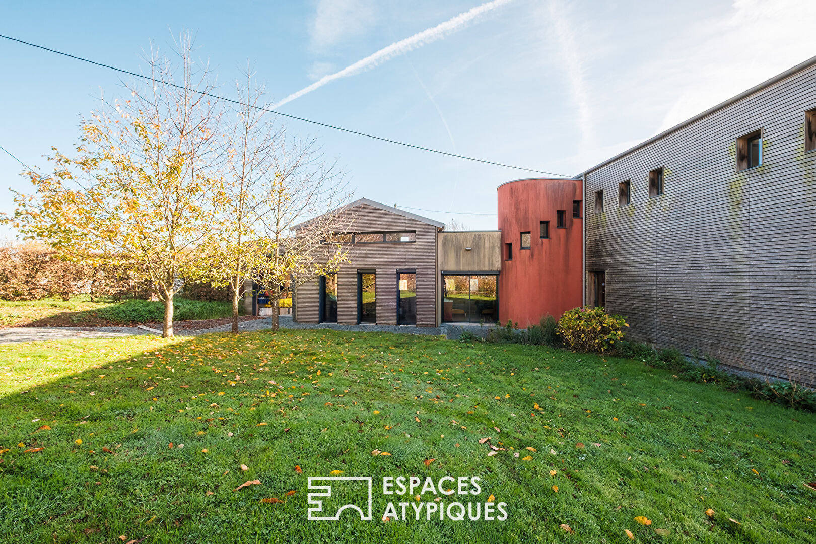 Maison d’architecte entre verger et prairie