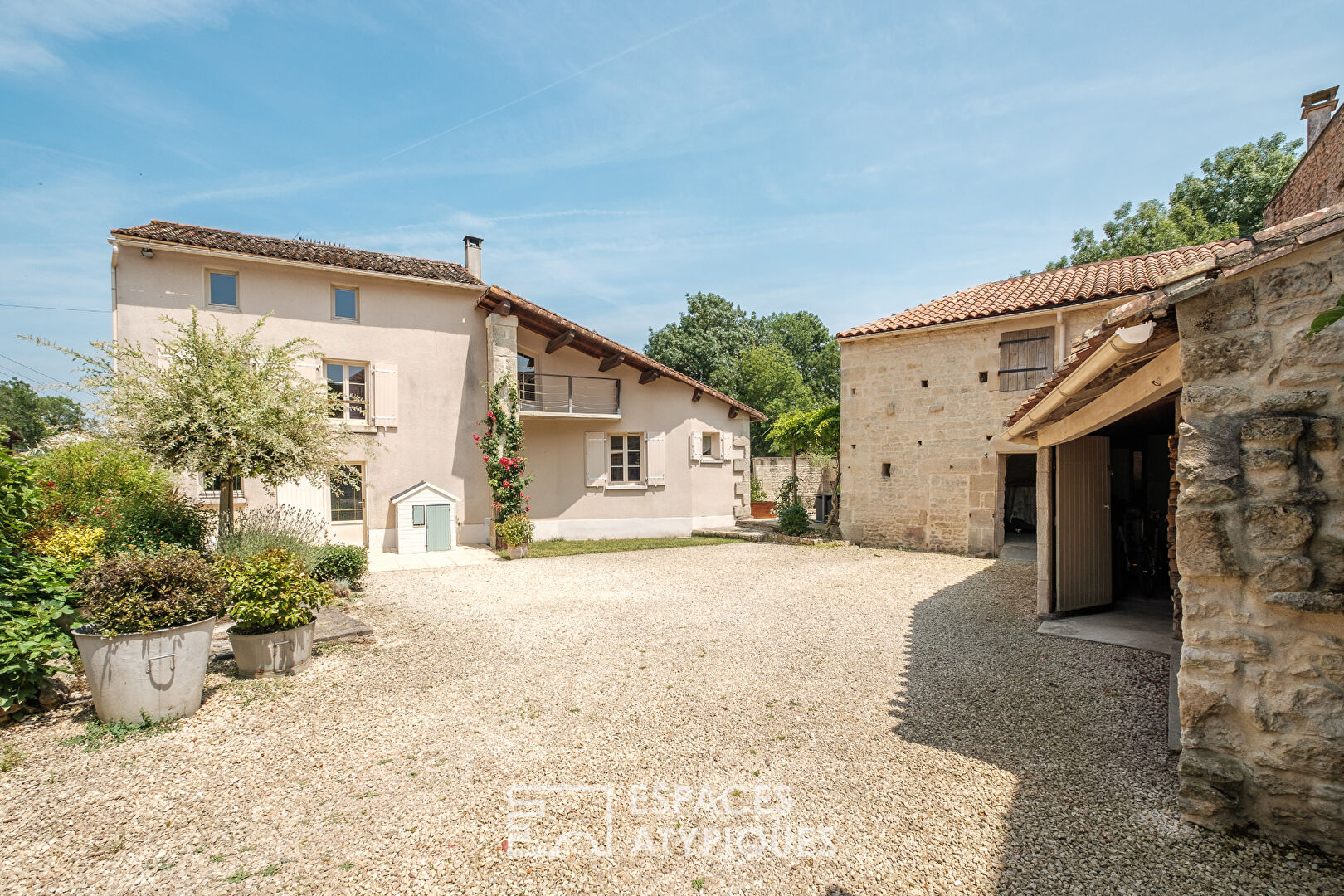 Maison en pierre chargée d’histoire dans un cadre bucolique