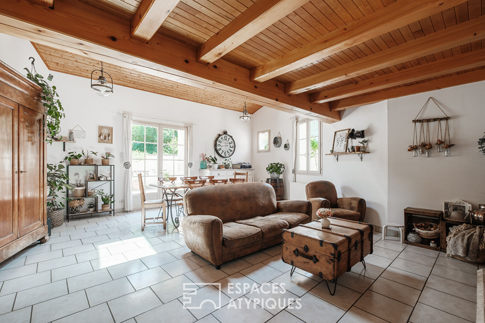 Maison en pierre chargée d’histoire dans un cadre bucolique