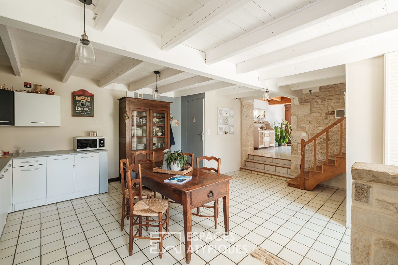 Maison en pierre chargée d’histoire dans un cadre bucolique