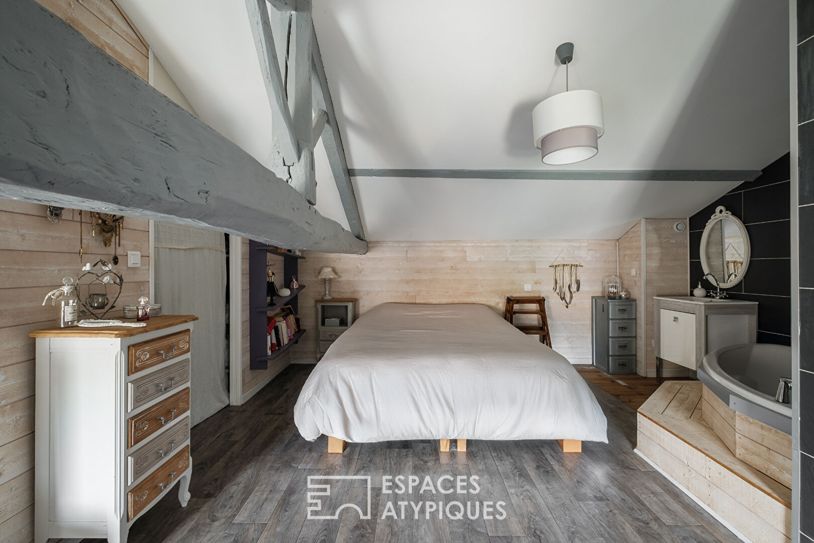 Maison en pierre chargée d’histoire dans un cadre bucolique