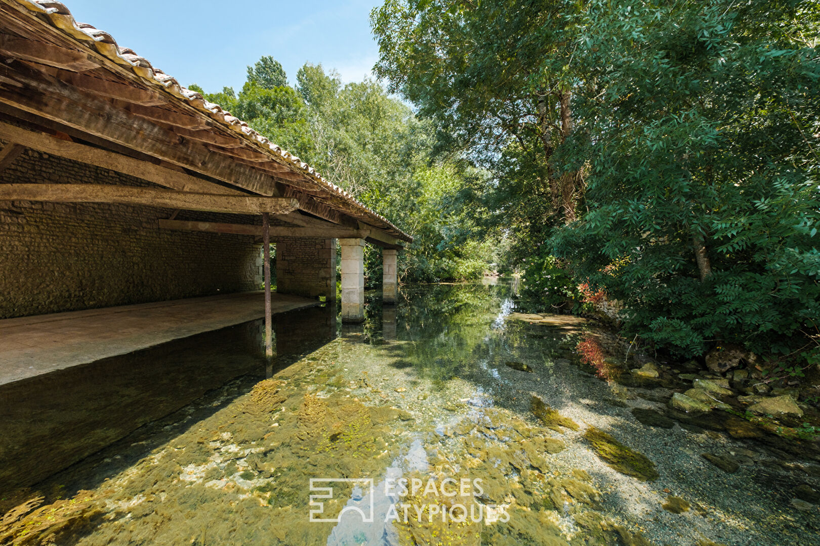 Maison en pierre chargée d’histoire dans un cadre bucolique