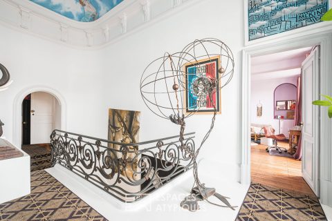 Maison de prestige historique en centre-ville avec jardin, piscine et garage