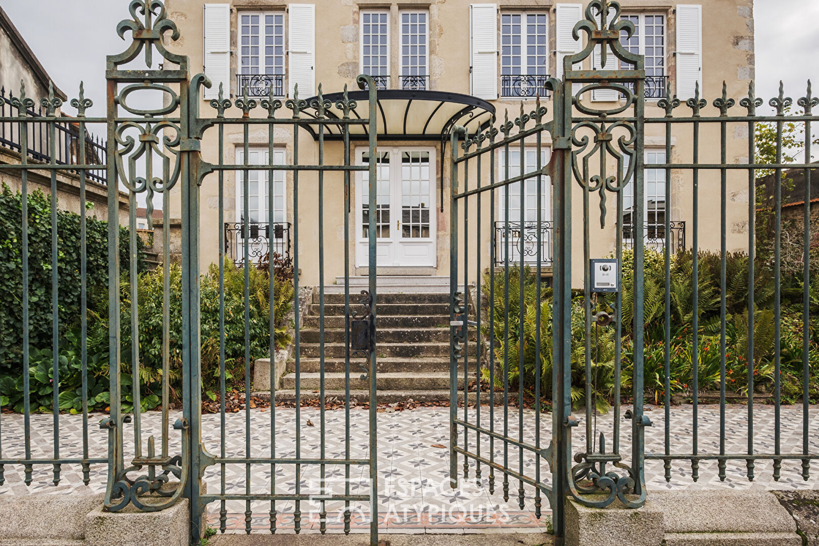 Maison de prestige historique en centre-ville avec jardin, piscine et garage