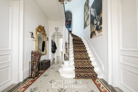 Maison de prestige historique en centre-ville avec jardin, piscine et garage