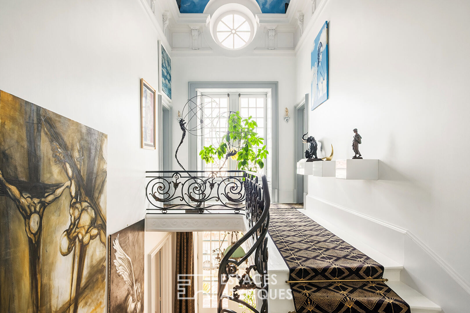 Maison de prestige historique en centre-ville avec jardin, piscine et garage