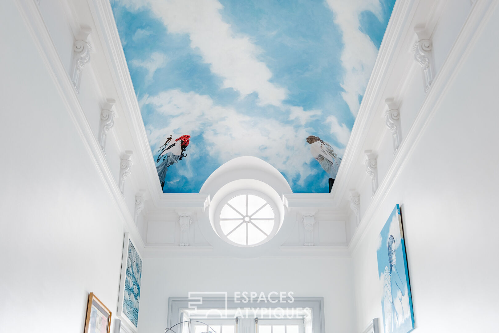 Maison de prestige historique en centre-ville avec jardin, piscine et garage