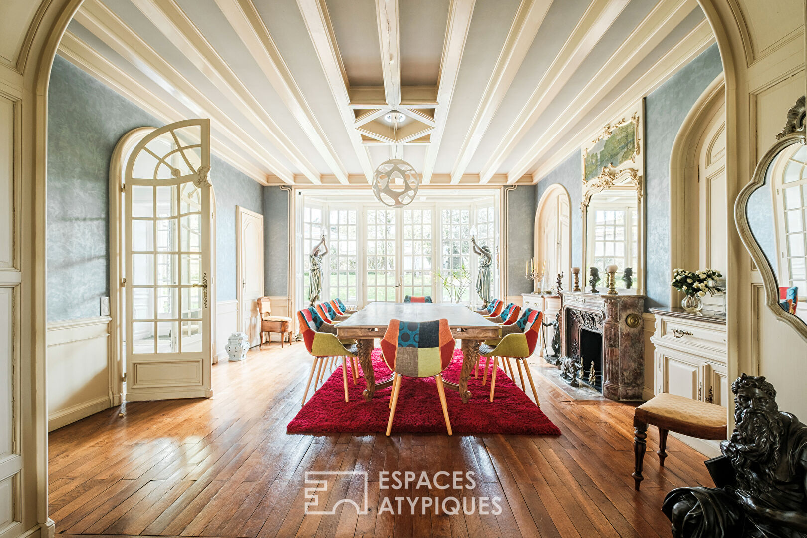 Maison de prestige historique en centre-ville avec jardin, piscine et garage