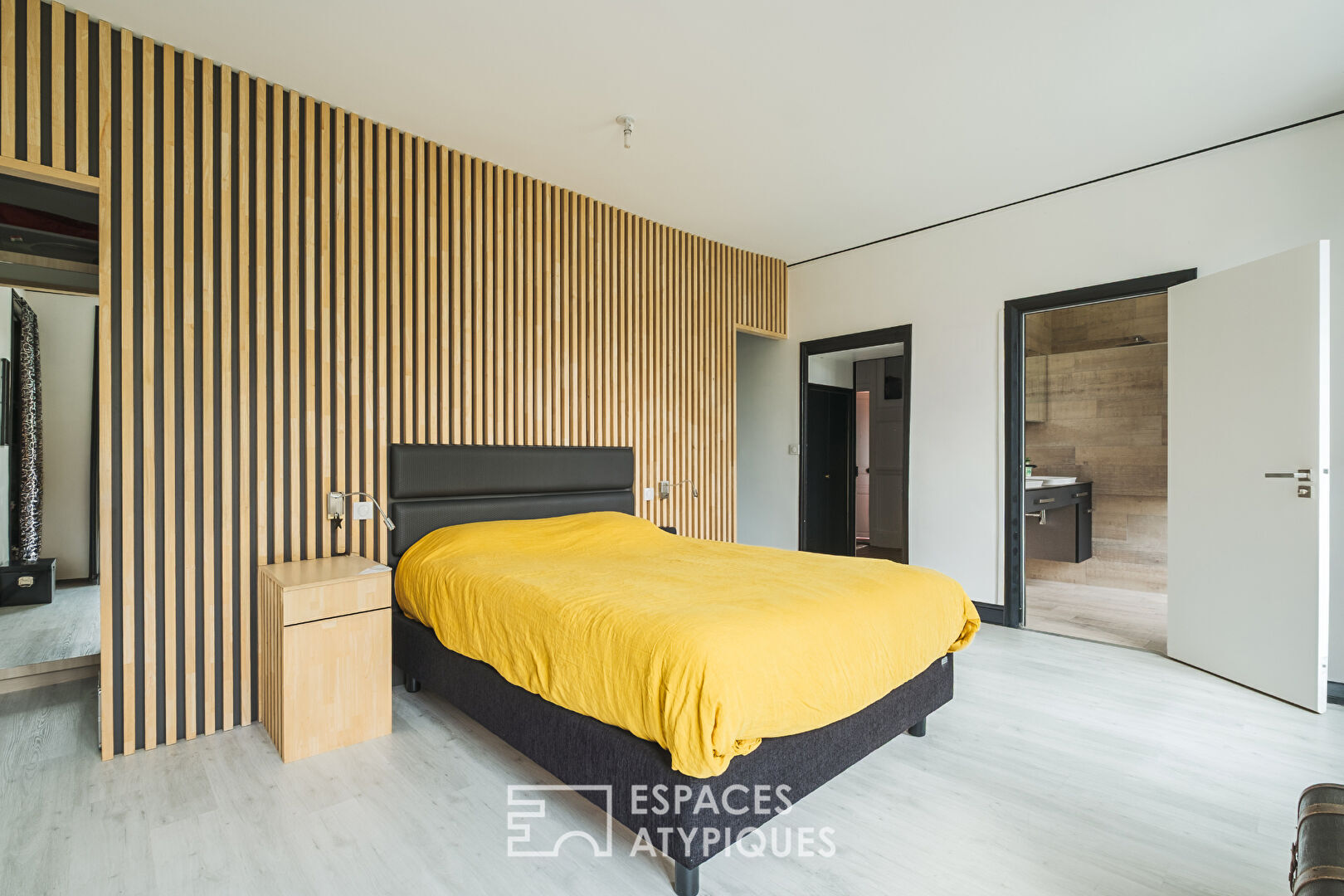 Maison de prestige historique en centre-ville avec jardin, piscine et garage