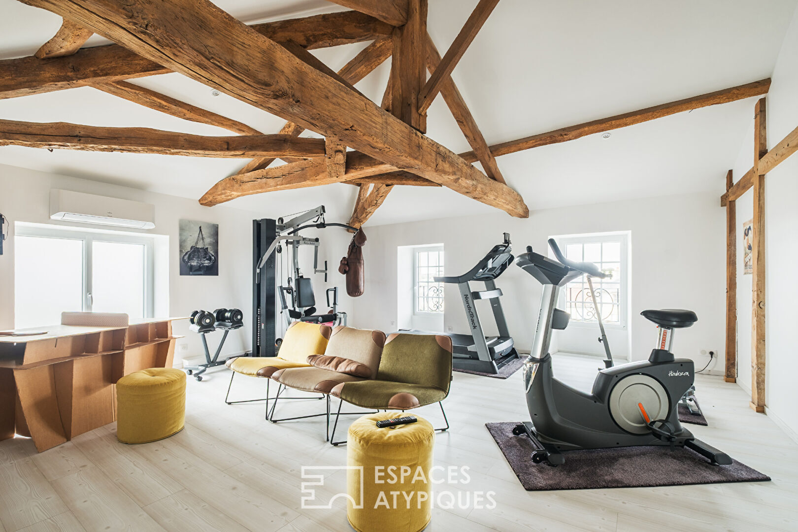 Maison de prestige historique en centre-ville avec jardin, piscine et garage