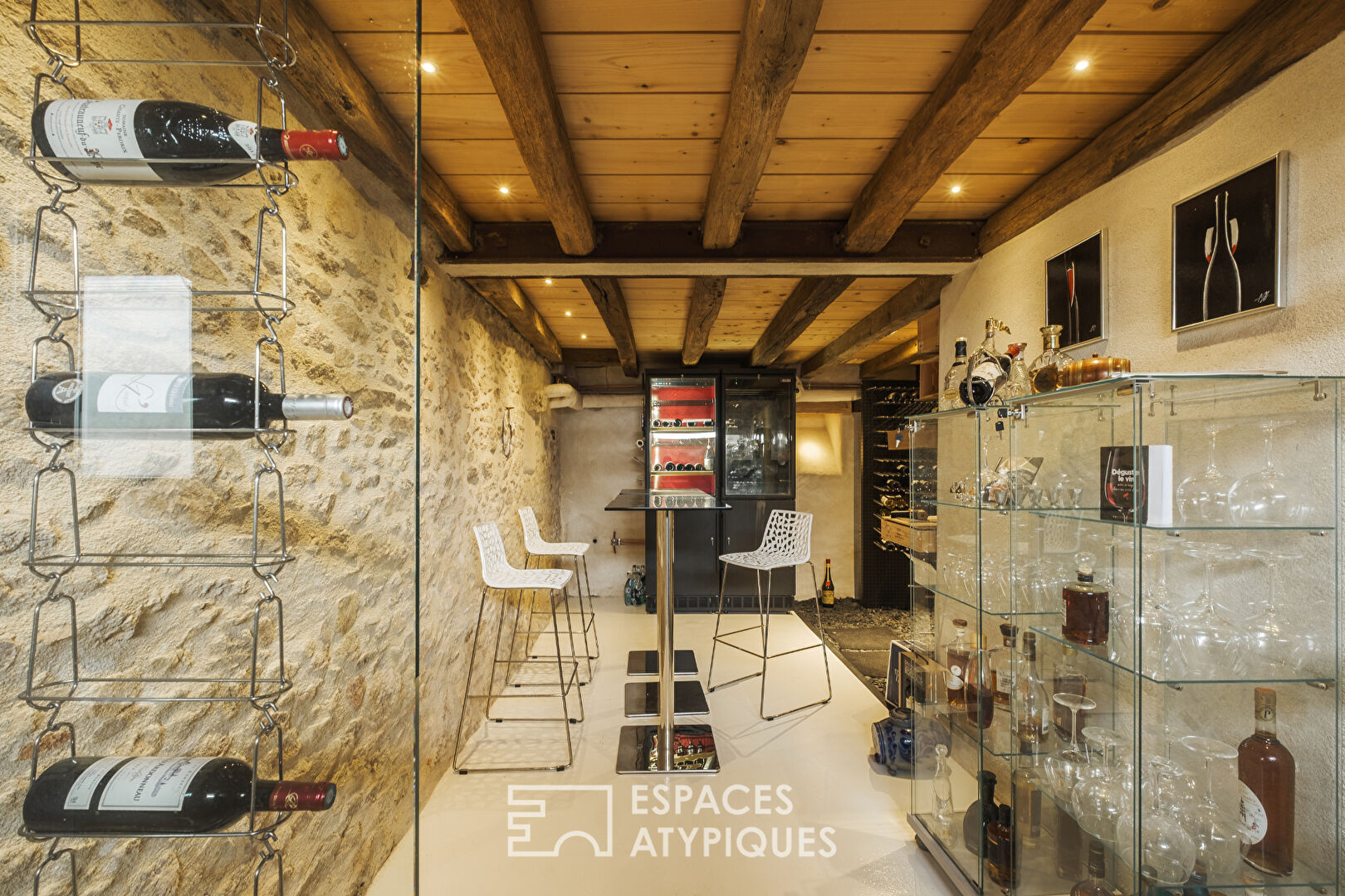 Maison de prestige historique en centre-ville avec jardin, piscine et garage