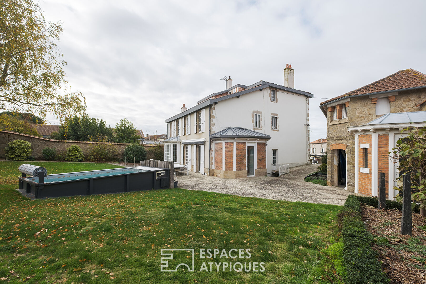 Maison de prestige historique en centre-ville avec jardin, piscine et garage