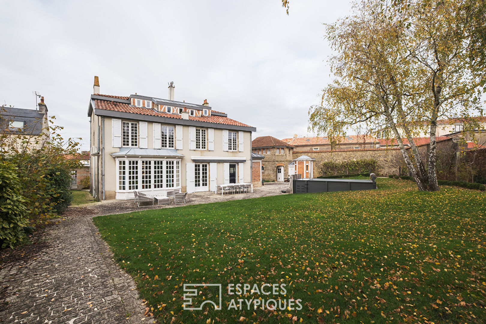 Maison de prestige historique en centre-ville avec jardin, piscine et garage