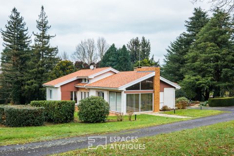 Villa d&rsquo;architecte rétro en ville, au coeur d&rsquo;un parc arboré