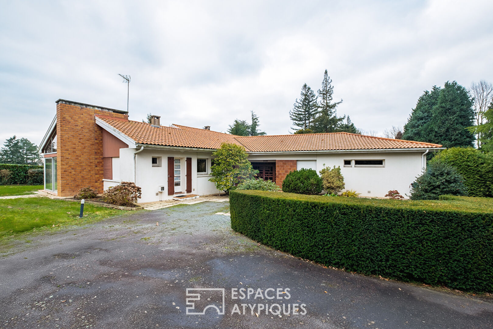 Villa d&rsquo;architecte rétro en ville, au coeur d&rsquo;un parc arboré