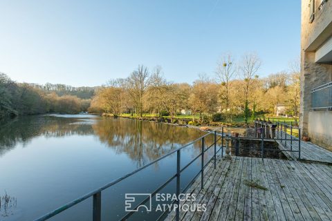 Moulin au bord de l&rsquo;eau avec piscine à proximité d&rsquo;un village