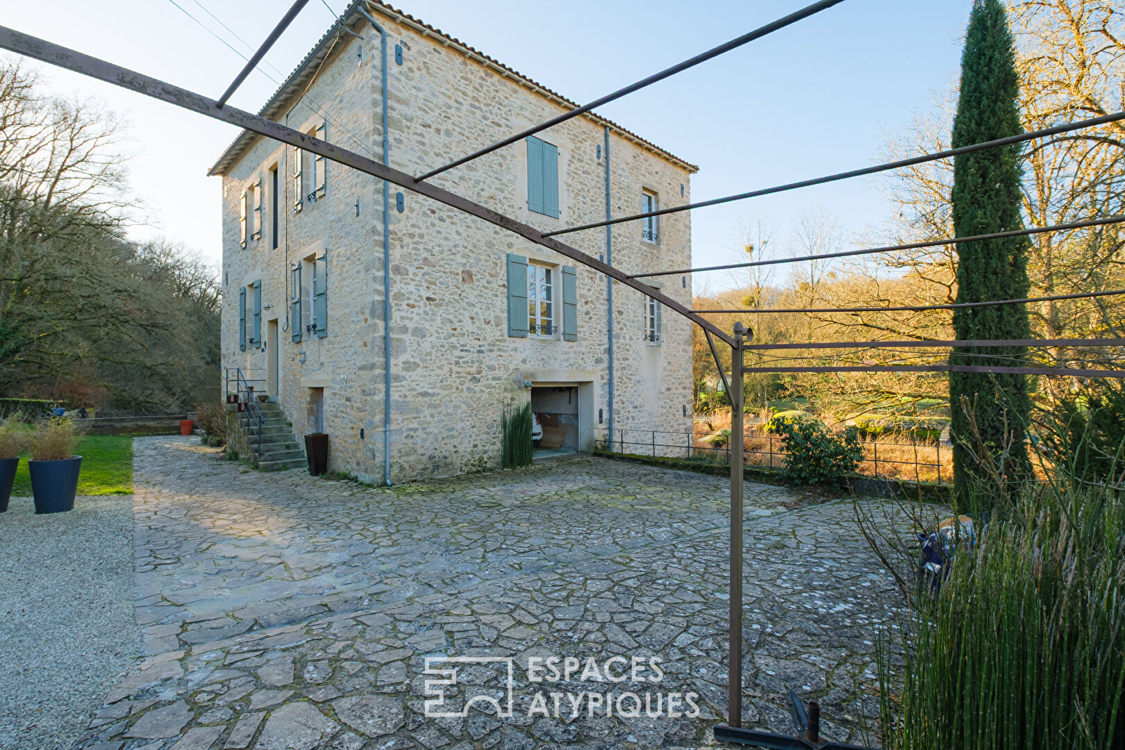 Moulin au bord de l&rsquo;eau avec piscine à proximité d&rsquo;un village
