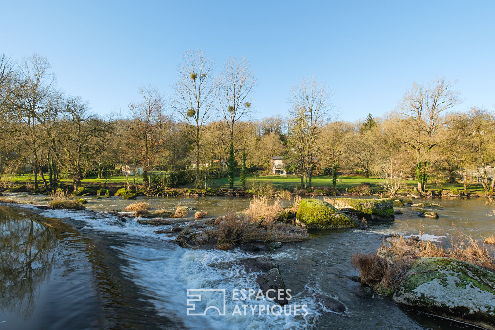 Moulin au bord de l&rsquo;eau avec piscine à proximité d&rsquo;un village