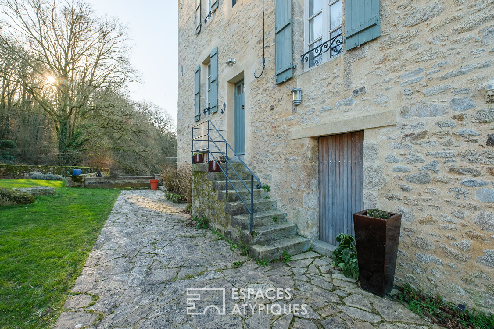 Moulin au bord de l&rsquo;eau avec piscine à proximité d&rsquo;un village