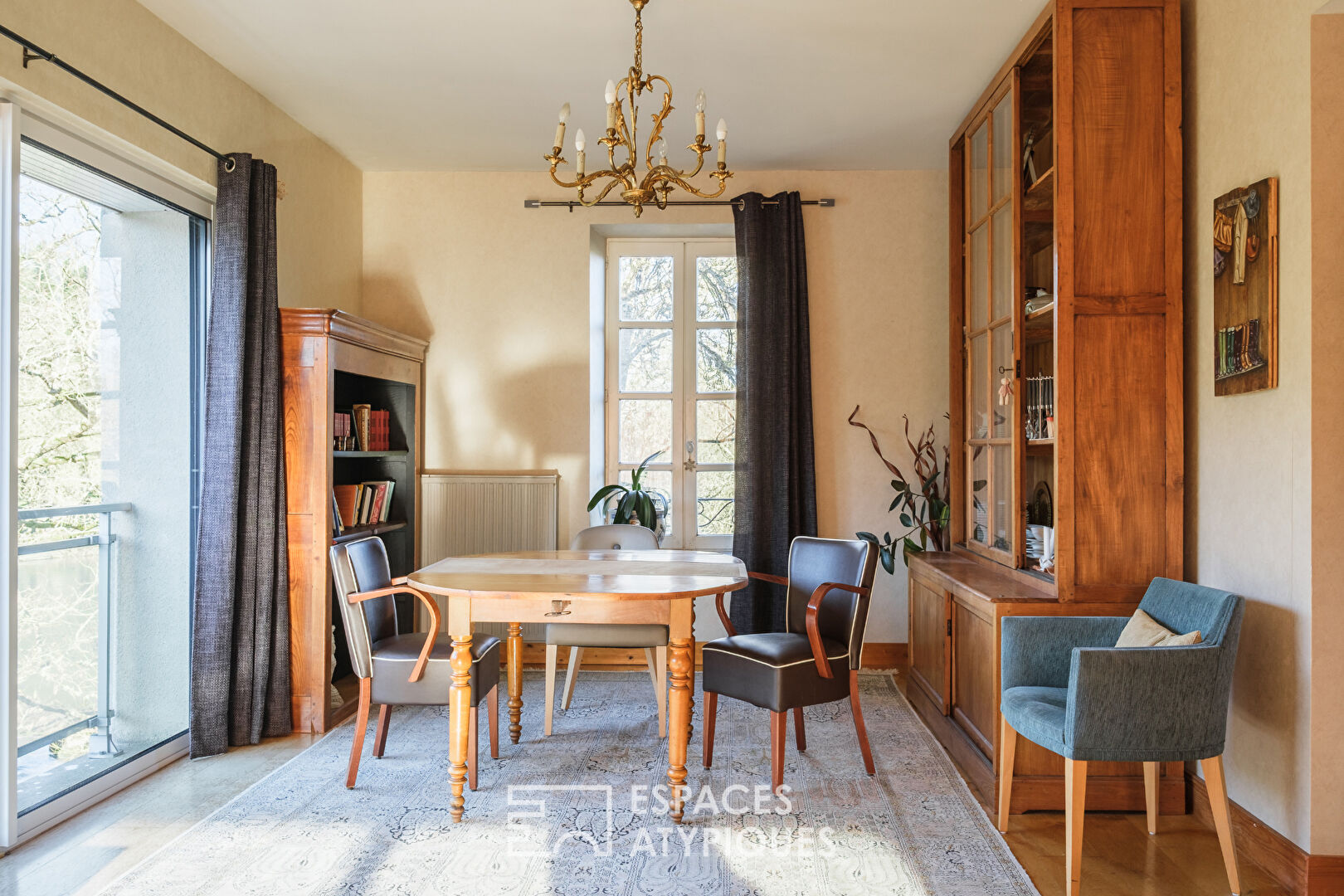 Moulin au bord de l&rsquo;eau avec piscine à proximité d&rsquo;un village