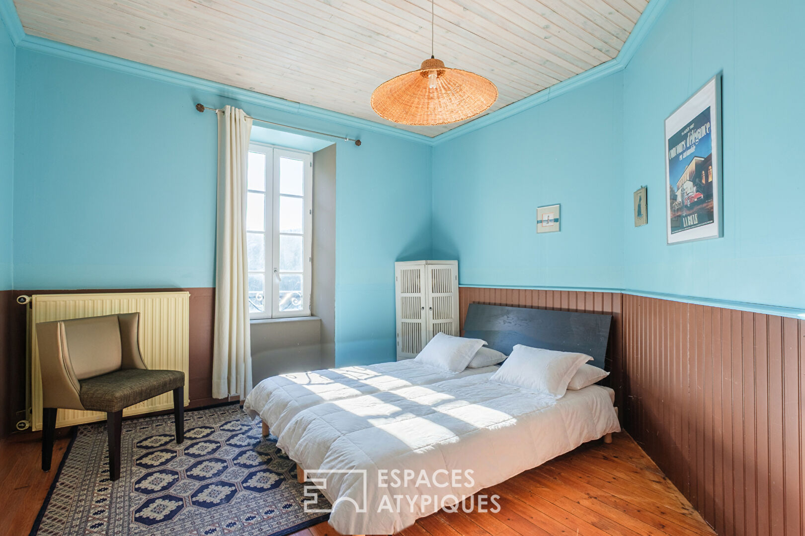 Moulin au bord de l&rsquo;eau avec piscine à proximité d&rsquo;un village