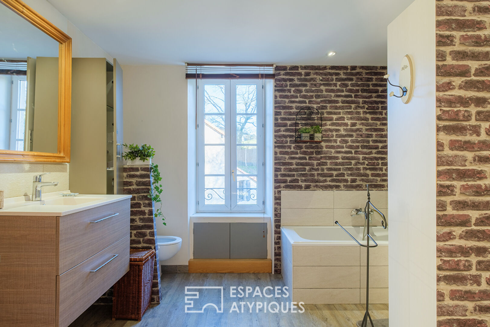 Moulin au bord de l&rsquo;eau avec piscine à proximité d&rsquo;un village