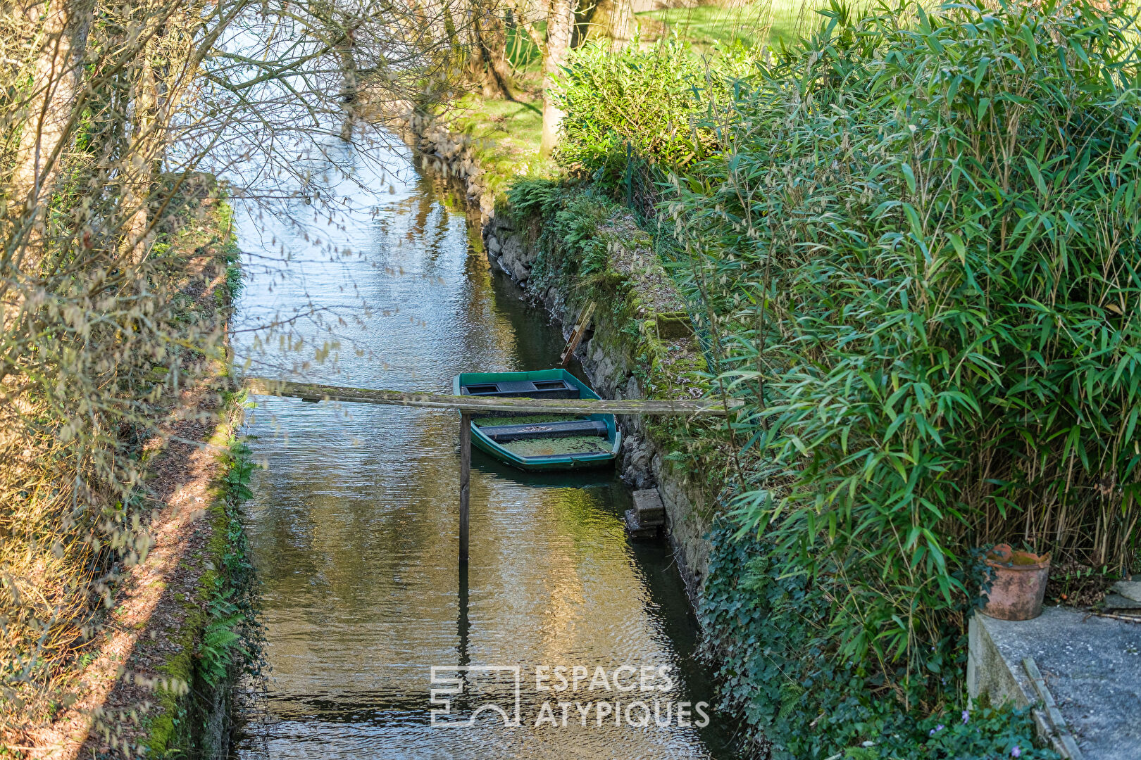 Moulin au bord de l&rsquo;eau avec piscine à proximité d&rsquo;un village