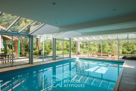 Propriété avec piscine intérieure, étang et parc boisé