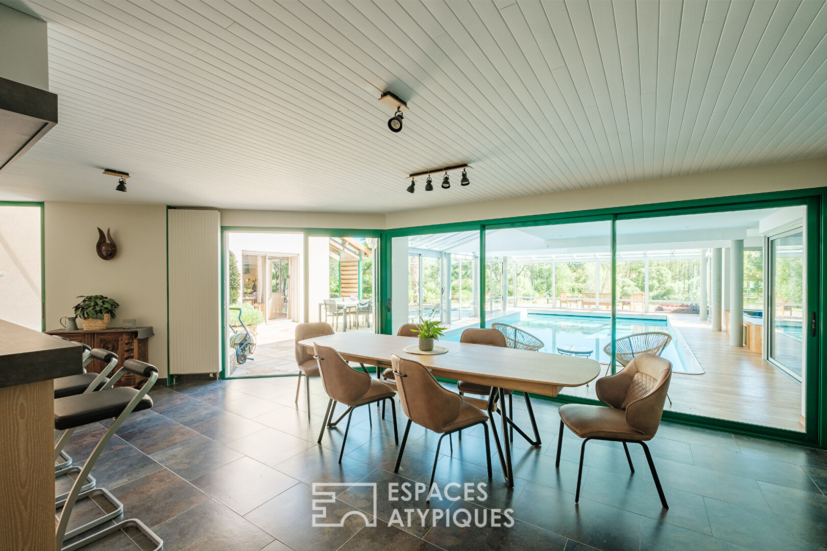 Propriété avec piscine intérieure, étang et parc boisé