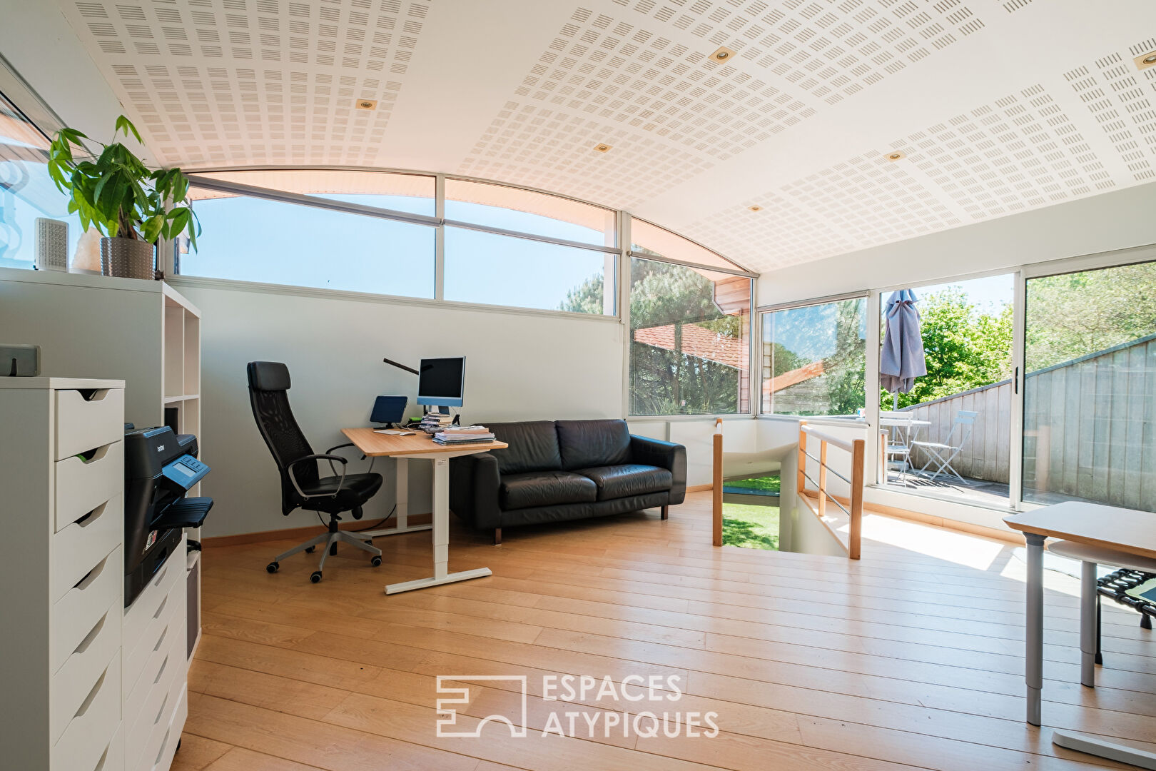 Propriété avec piscine intérieure, étang et parc boisé