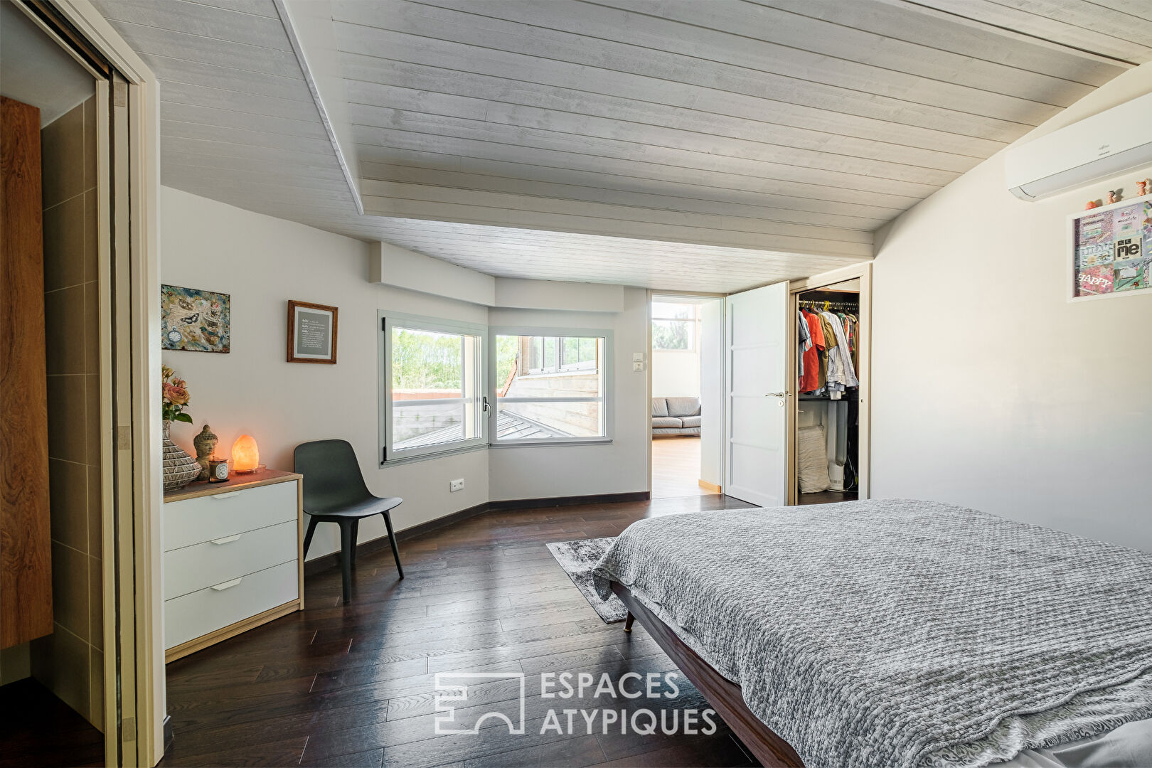 Propriété avec piscine intérieure, étang et parc boisé