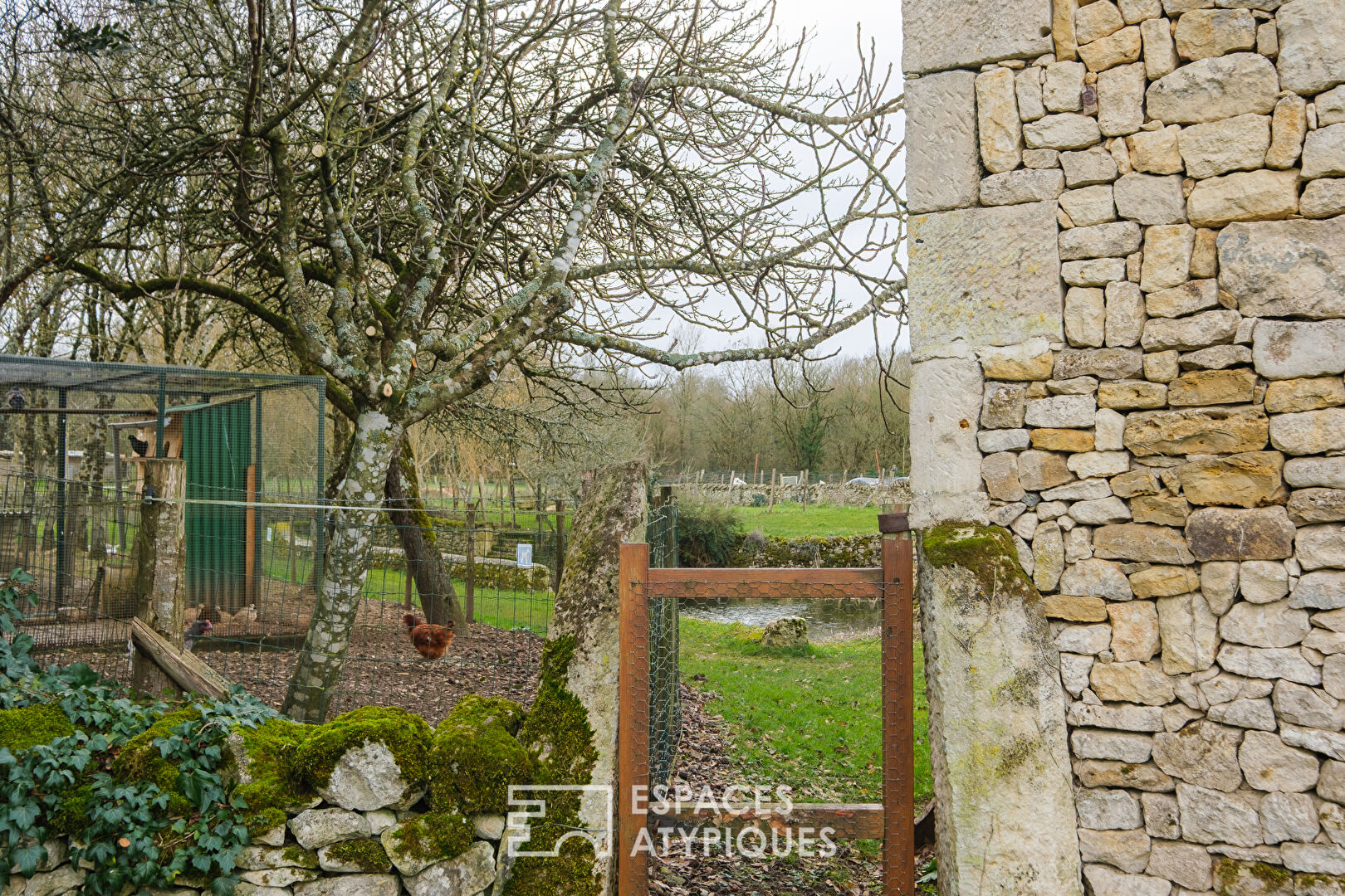 Maison en pierre de campagne au charme intemporel et au fort potentiel
