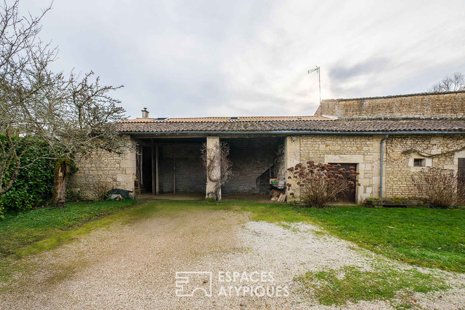 Maison en pierre de campagne au charme intemporel et au fort potentiel