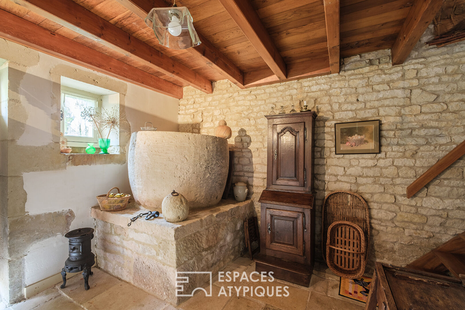 Maison en pierre de campagne au charme intemporel et au fort potentiel