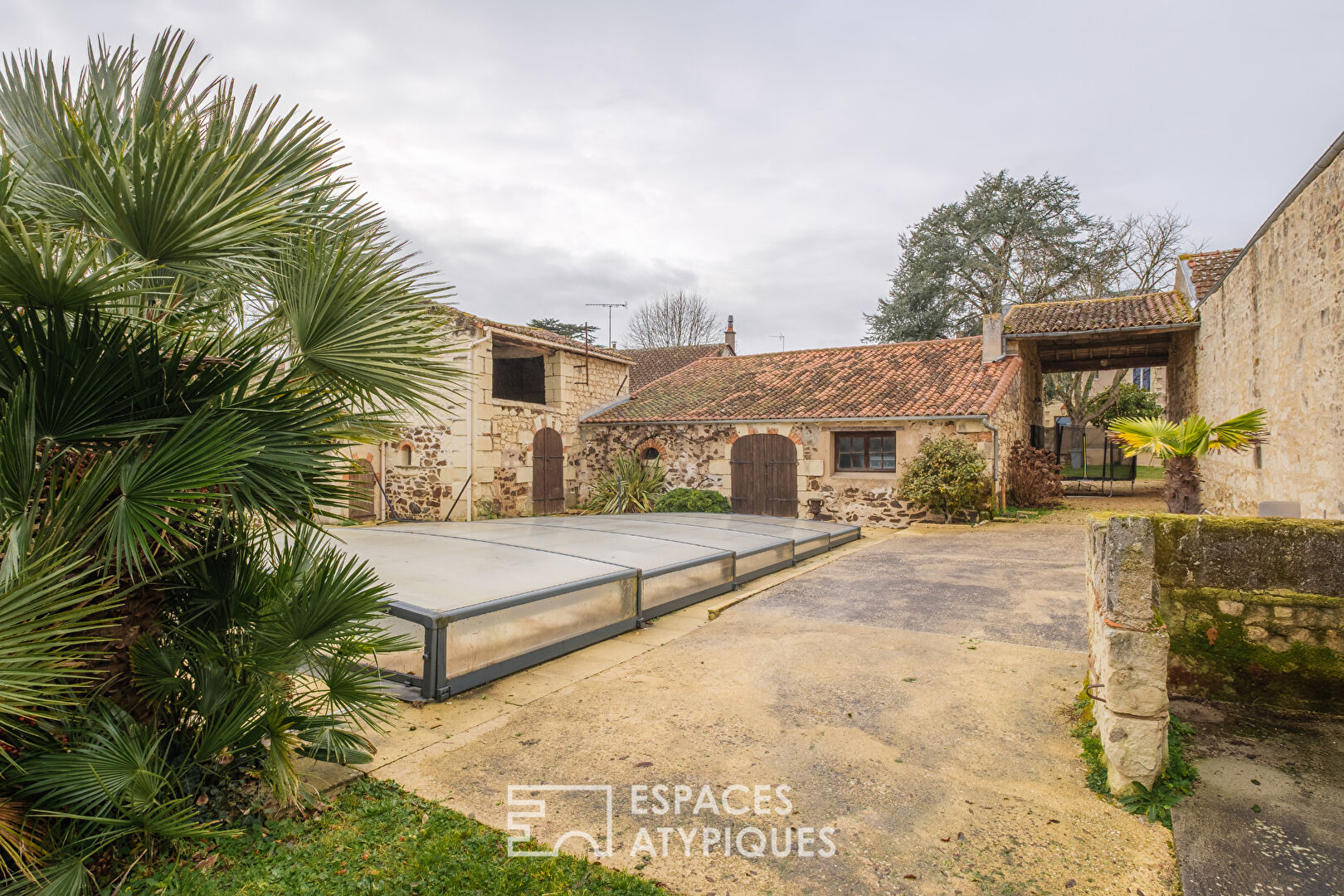 Charmante maison de village avec piscine et multiples espaces à repenser
