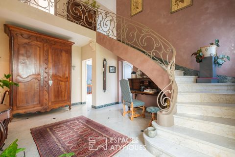 Bright villa in a quiet urban setting, set back from the Sèvre river