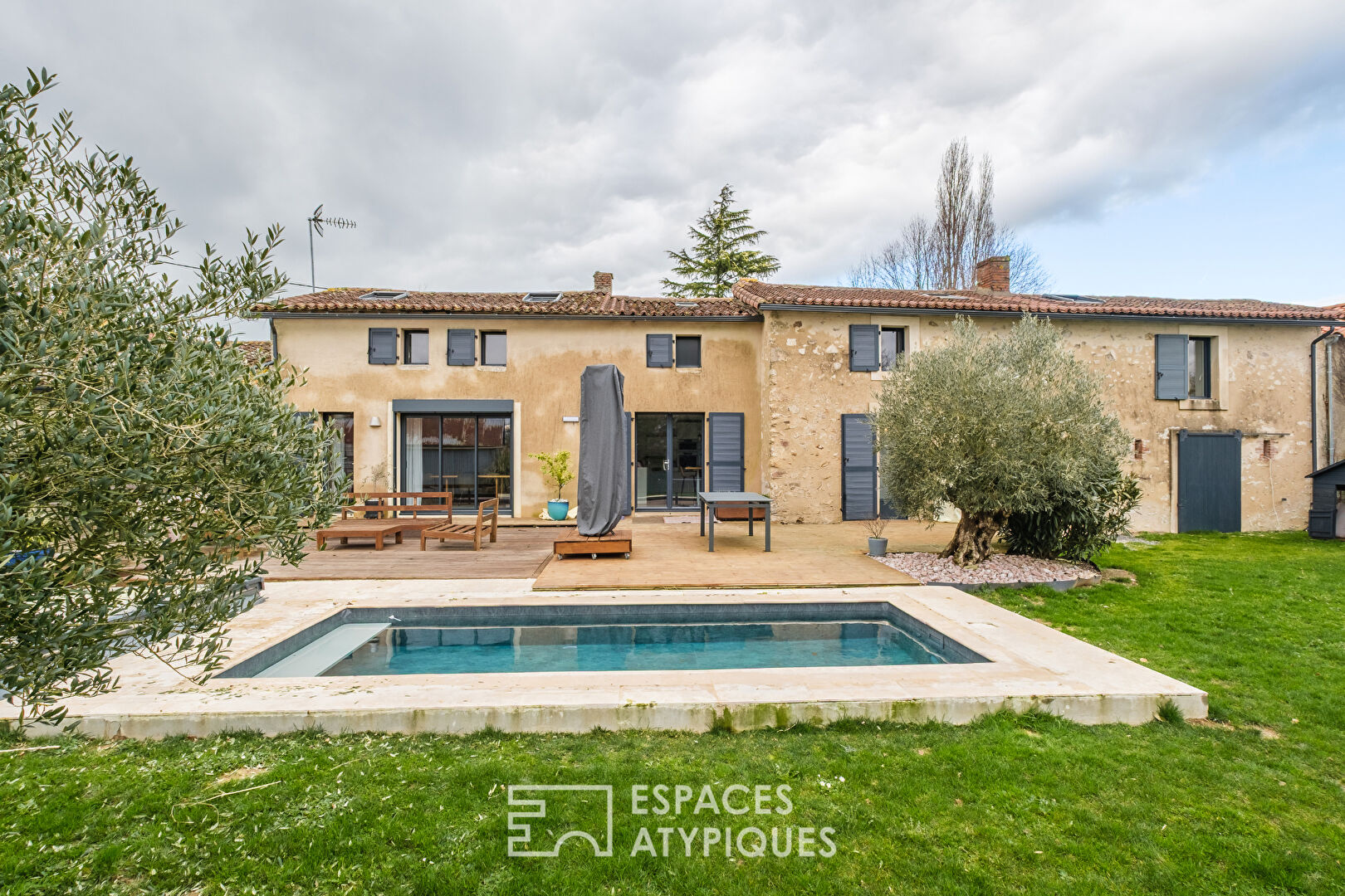 Longère rénovée avec piscine au calme