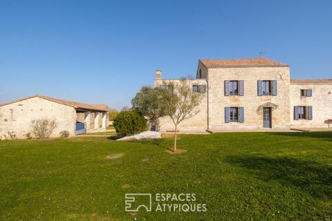 Domaine familial en pierre et ses dépendances à proximité de Niort