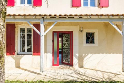 Charme de l&rsquo;ancien revisité : maison familiale avec piscine et dépendances