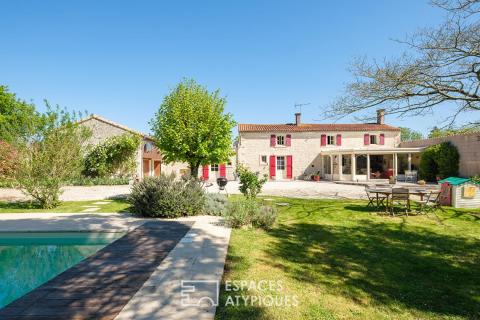 Bâtisse en pierre avec piscine et dépendance aménagée