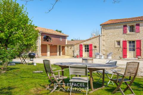 Bâtisse en pierre avec piscine et dépendance aménagée