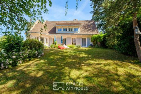1970s architecture and a wooded park on the banks of the Sèvres river