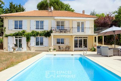 Propriété lumineuse avec piscine et vue dégagée