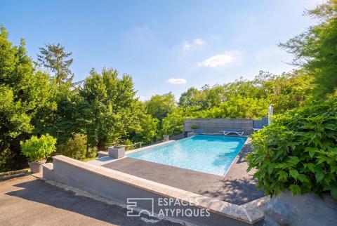 Vue imprenable et piscine à débordement : vaste maison familiale