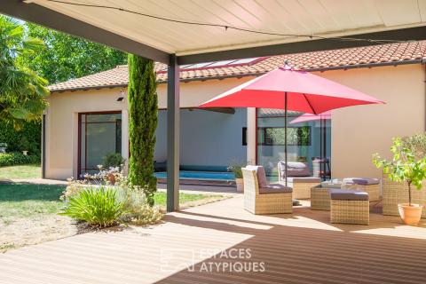 Maison de plain-pied ouvert sur jardin, terrasse et piscine couverte
