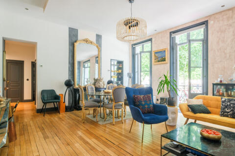 Bright apartment with balcony and parking in the city center