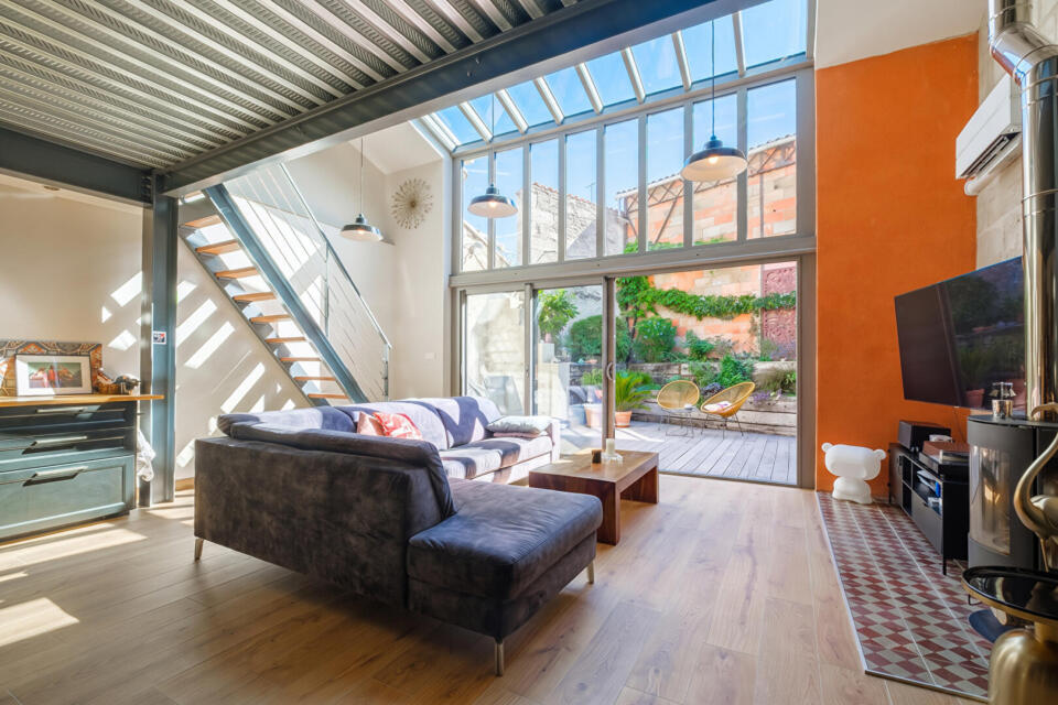 Esprit loft en coeur de ville : lieu de vie climatisé avec terrasse et garage