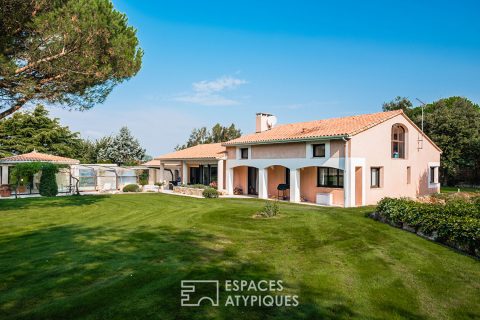 Architect-designed villa with swimming pool and landscaped park