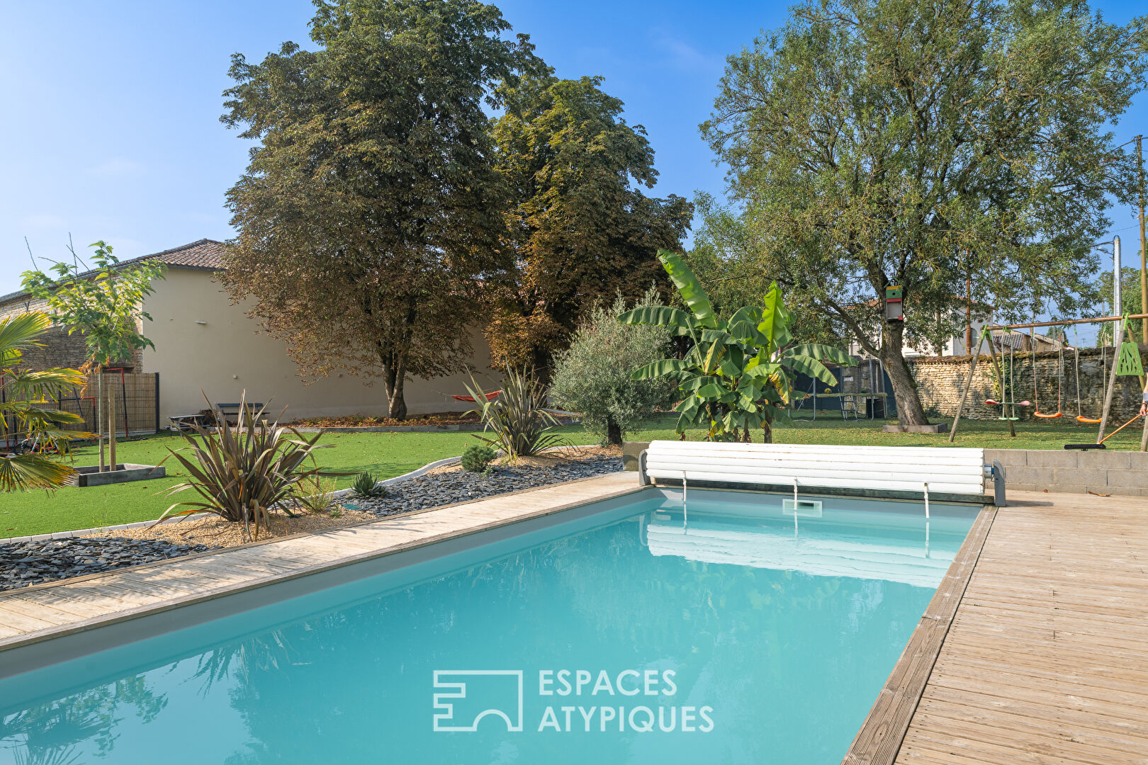 Charming residence and swimming pool in the town center
