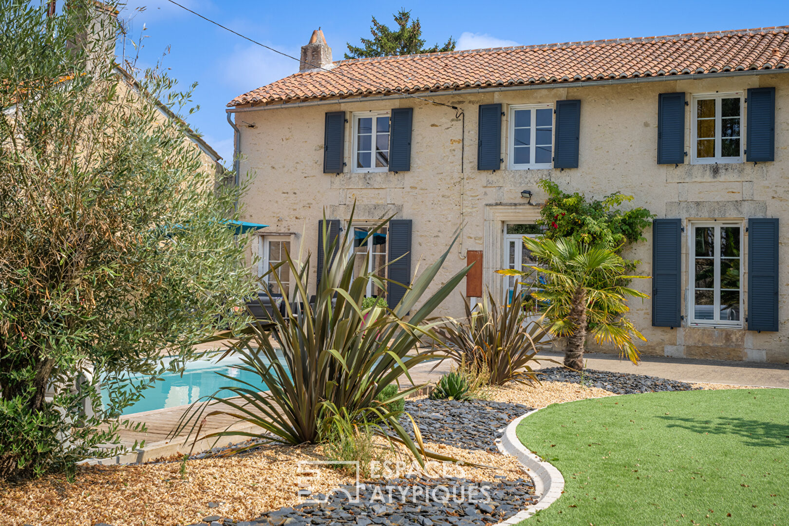 Charming residence and swimming pool in the town center